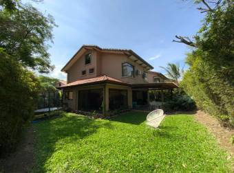 Se vende lujosa casa preciosa casa con patio en Pozos de Santa  21-1984