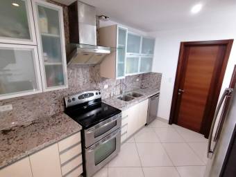 se vende lujosa casa con balcon vista a la montañas den bello Horizonte Escazu 22-430-