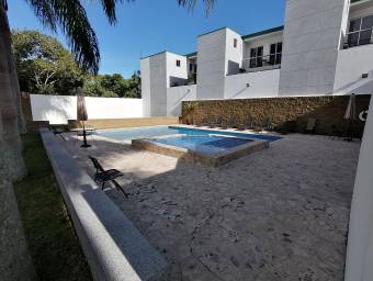 se vende lujosa casa con balcon vista a la montañas den bello Horizonte Escazu 22-430-