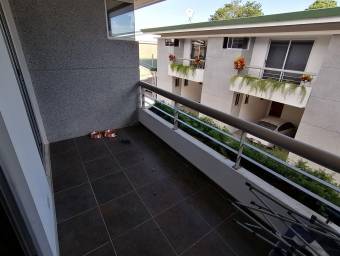 se vende lujosa casa con balcon vista a la montañas den bello Horizonte Escazu 22-430-