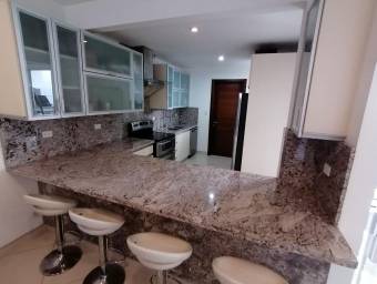 se vende lujosa casa con balcon vista a la montañas den bello Horizonte Escazu 22-430-