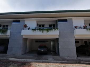 se vende lujosa casa con balcon vista a la montañas den bello Horizonte Escazu 22-430-