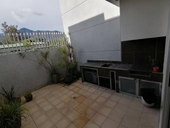 se vende lujosa casa con balcon vista a la montañas den bello Horizonte Escazu 22-430-