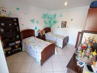 se vende lujosa casa con balcon vista a la montañas den bello Horizonte Escazu 22-430-