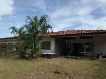 se vende espaciosa casa con lote grande en Alajuela centro 21-2177