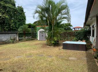 se vende espaciosa casa con lote grande en Alajuela centro 21-2177