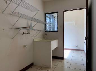 se vende espaciosa casa con lote grande en Alajuela centro 21-2177