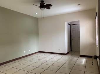 se vende espaciosa casa con lote grande en Alajuela centro 21-2177