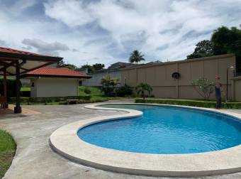 se vende espaciosa casa con lote grande en Alajuela centro 21-2177