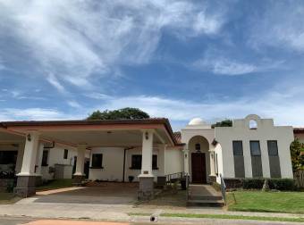 se vende espaciosa casa con lote grande en Alajuela centro 21-2177