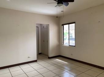 se vende espaciosa casa con lote grande en Alajuela centro 21-2177