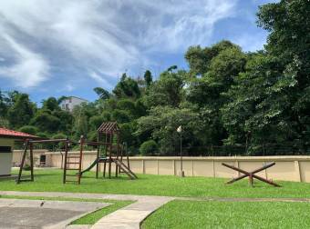 se vende espaciosa casa con lote grande en Alajuela centro 21-2177