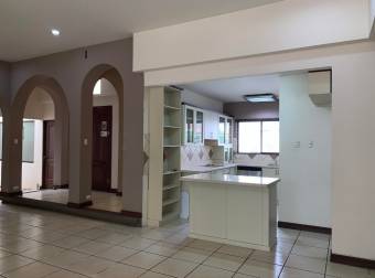 se vende espaciosa casa con lote grande en Alajuela centro 21-2177