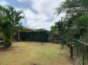 se vende espaciosa casa con lote grande en Alajuela centro 21-2177