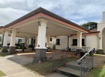 se vende espaciosa casa con lote grande en Alajuela centro 21-2177