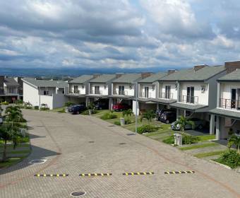 Hermosa casa de 2 plantas en condominio Río Palma, Escazú. Bien adjudicado bancario.