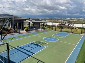 Hermosa casa de 2 plantas en condominio Río Palma, Escazú. Bien adjudicado bancario.