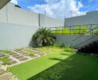 Hermosa casa de 2 plantas en condominio Río Palma, Escazú. Bien adjudicado bancario.