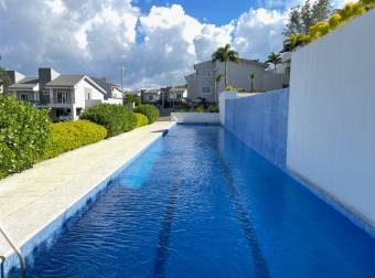 Hermosa casa de 2 plantas en condominio Río Palma, Escazú. Bien adjudicado bancario.