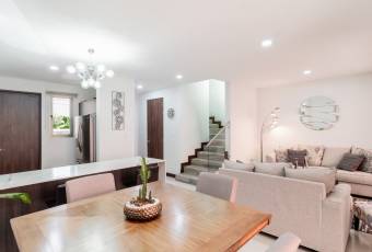 Preciosa casa contemporánea en Escazú, 245m2 de construcción.