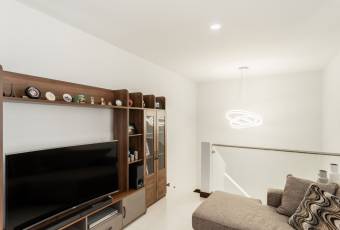 Preciosa casa contemporánea en Escazú, 245m2 de construcción.