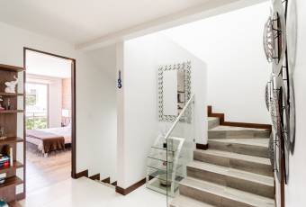 Preciosa casa contemporánea en Escazú, 245m2 de construcción.