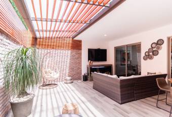 Preciosa casa contemporánea en Escazú, 245m2 de construcción.