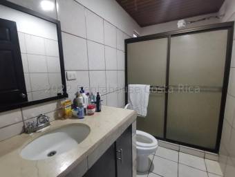 Se vende casa con dos apartamentos en Barva Heredia 22-2249