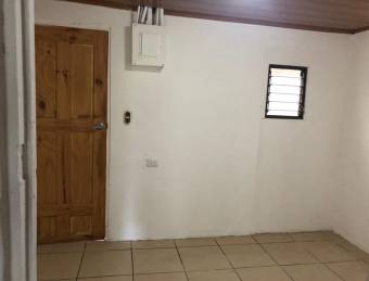 se vende casa con un apartamento y patio en Mercedes Norte  Heredia 22-2545