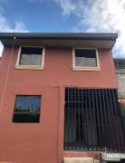 se vende casa con un apartamento y patio en Mercedes Heredia 22-2545