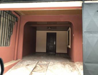 se vende casa con un apartamento y patio en Mercedes Heredia 22-2545