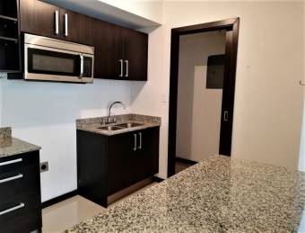 Se vende espacioso apartamento con balcon grande con vista en santa ana 22-1501