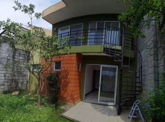 Se vende hermosa casa en Tibás en condominio, 3 hab