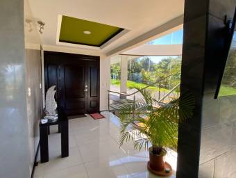 Preciosa y Lujosa Casa en VasqCorLasNubes, En Venta     CG-22-1805