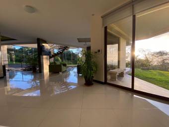 Preciosa y Lujosa Casa en VasqCorLasNubes, En Venta     CG-22-1805