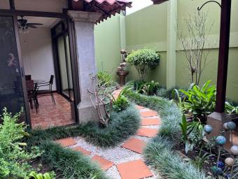 Casa en Venta en Flores, Heredia. RAH 23-328