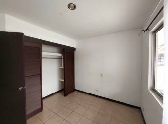 Se alquila espacioso apartamento frente a hospital metropolitano en Pozos de Santa Ana 24-456