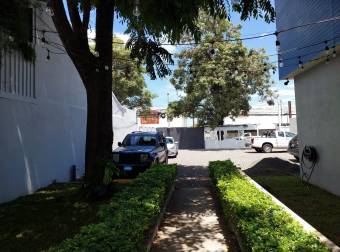 Se alquila espacioso apartamento frente a hospital metropolitano en Pozos de Santa Ana 24-456