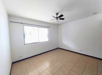 Se alquila espacioso apartamento frente a hospital metropolitano en Pozos de Santa Ana 24-456