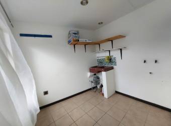 Se alquila espacioso apartamento frente a hospital metropolitano en Pozos de Santa Ana 24-456