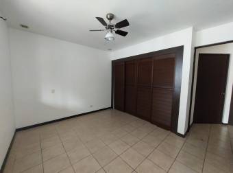 Se alquila espacioso apartamento frente a hospital metropolitano en Pozos de Santa Ana 24-456