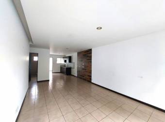 Se alquila espacioso apartamento frente a hospital metropolitano en Pozos de Santa Ana 24-456