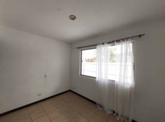 Se alquila espacioso apartamento frente a hospital metropolitano en Pozos de Santa Ana 24-456