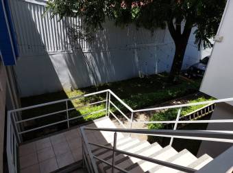 Se alquila espacioso apartamento frente a hospital metropolitano en Pozos de Santa Ana 24-456