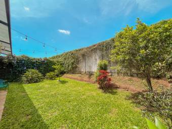 Se vende espaciosa casa con patio en San Antonio de Alajuela 23-793