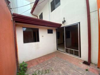 Se vende espaciosa casa con patio en Pavas de San José 24-601