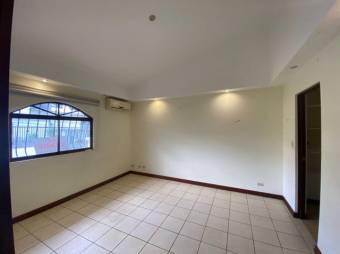 Se vende espaciosa casa con patio en Pavas de San José 24-601