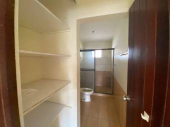 Se vende espaciosa casa con patio en Pavas de San José 24-601