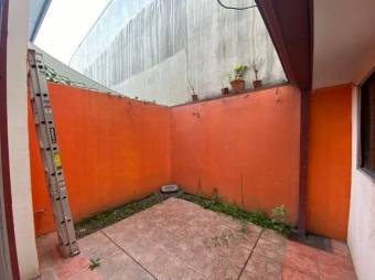 Se vende espaciosa casa con patio en Pavas de San José 24-601