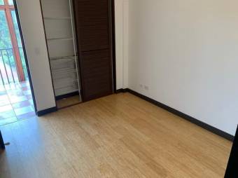 se alquila espacioso apartamento con terraza en San Rafael de Escazú 24-458